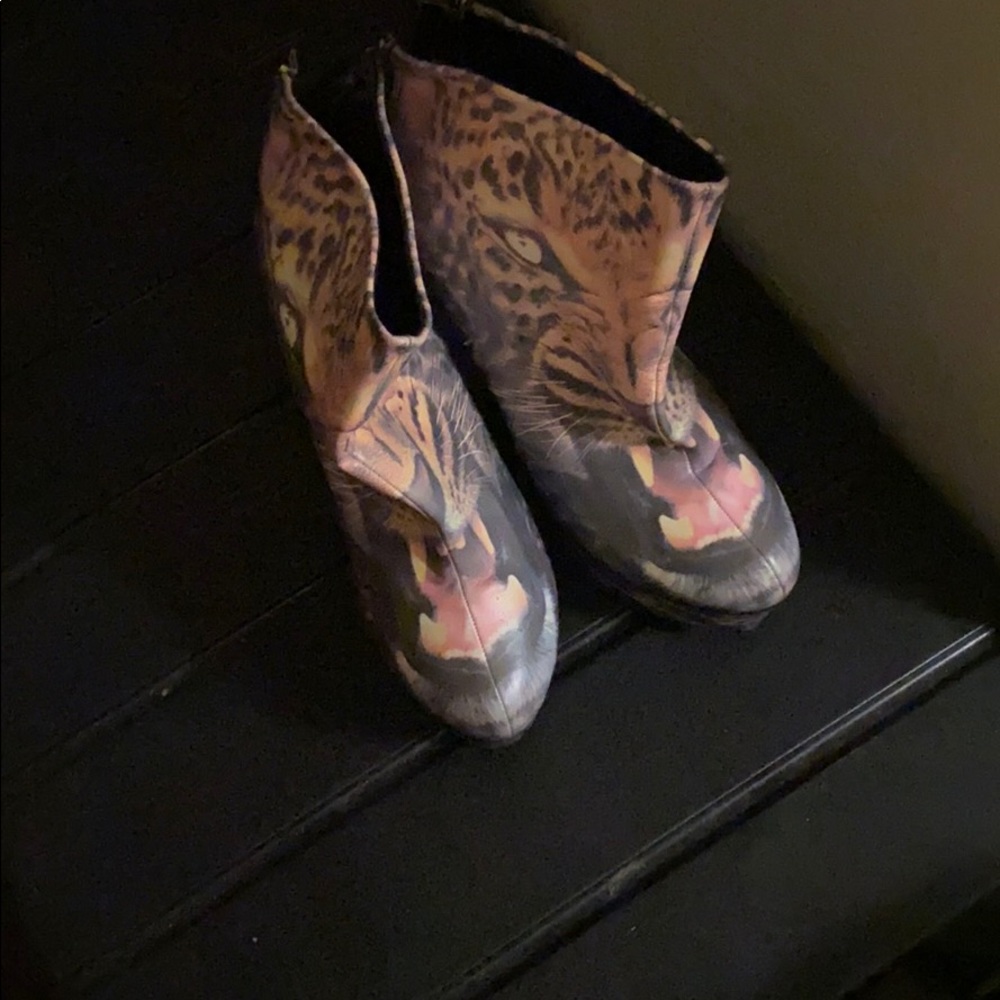 Tiger face shoe